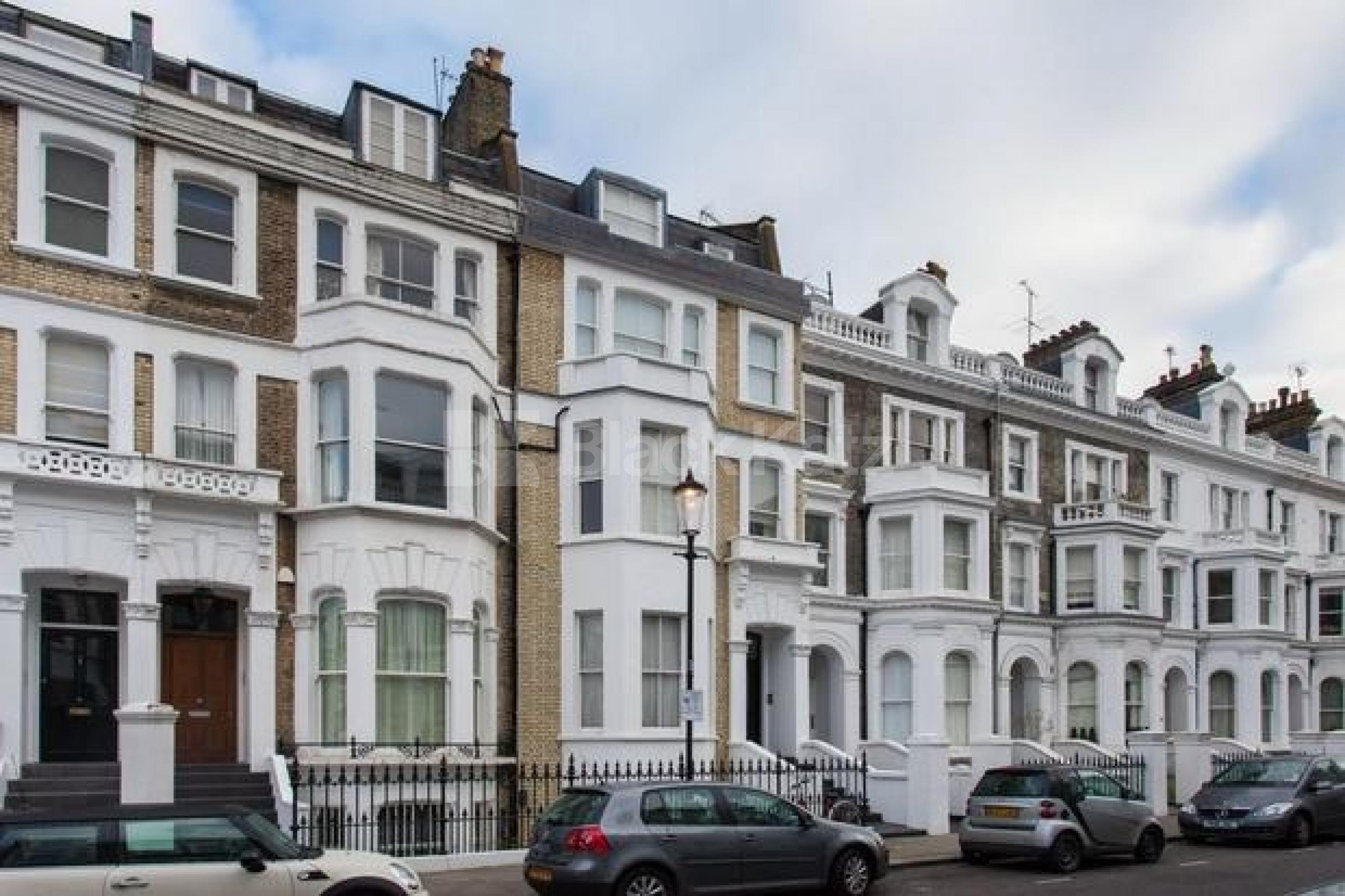 			INCLUSIVE OF GAS RATES, Studio Apartment, 1 bath, 1 reception Flat			 Coleherne Road, Chelsea/Earls Court SW10